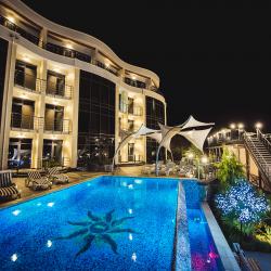 Вид на отель Скай Маре с бассейном ночью