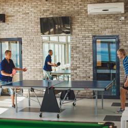 Игра в теннис на отдыхе в отеле Скай Маре в Алуште, Крым