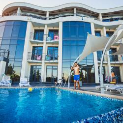 Отдыхающий в бассейне отеля Скай Маре в Алуште, Крым
