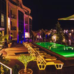 Подогреваемый бассейн в Алуште с подсветкой в отеле Sky&Mare