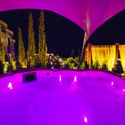 Подсветка бассейна ночью в отеле Скай Маре в Алуште, Крым