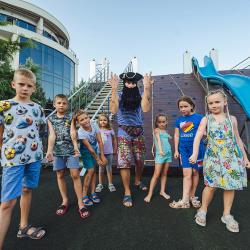 Аниматор играет с детьми в отеле Скай Маре в Алуште в Крыму