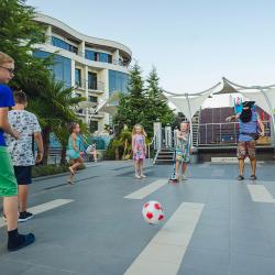 Игра с мячом в гостинице Скай Маре в Алуште в Крыму