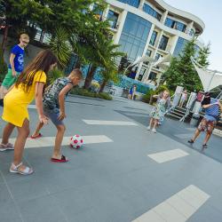 Дети играем с мячом в отеле Скай Маре в Алуште, Крым