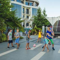 Дети играют в футбол в гостинице Скай Маре в Алуште в Крыму