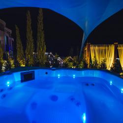 Бассейн с подсветкой ночью отеля Скай Маре в Алуште, Крым
