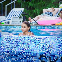 Девочка в бассейне отеля Скай Маре в Алуште в Крыму