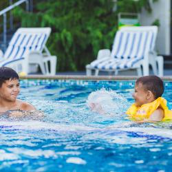 Дети купаются в бассейне отеля Скай Маре в Алуште в Крыму