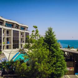 Вид на гостиницу и на море из отеля Скай Маре в Алуште, Крым