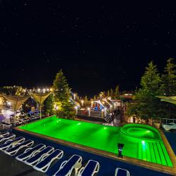 Вид на бассейн отеля Скай Маре в Алуште, Крым